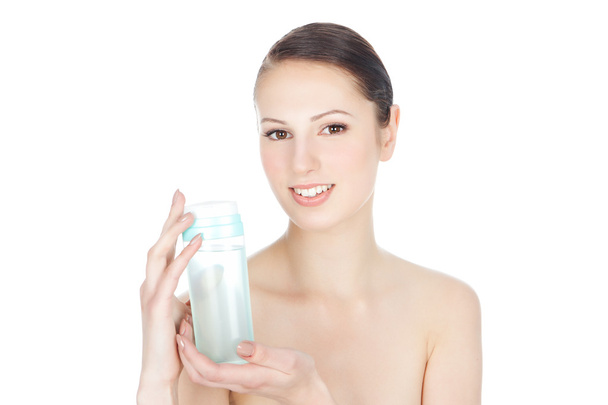 Όμορφη γυναίκα πρόσωπο με καθαρό δέρμα πάνω από το λευκό - Φωτογραφία, εικόνα