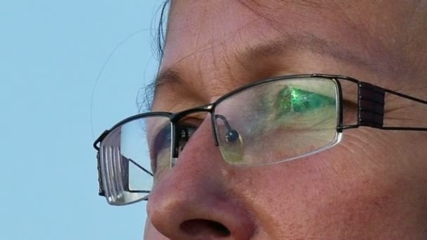 4 k. gezicht van volwassen vrouw in glazen close-up - Video
