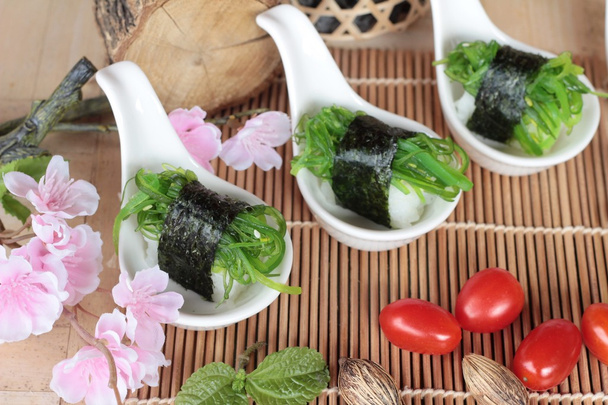 Суші рол і салат з морських водоростей смачні
 - Фото, зображення