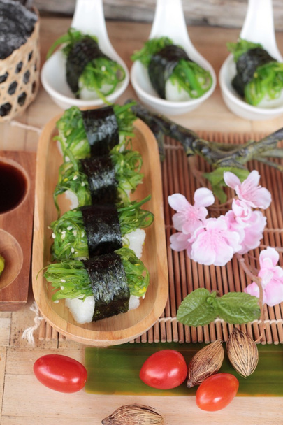 La salade de sushis et d'algues est délicieuse
 - Photo, image