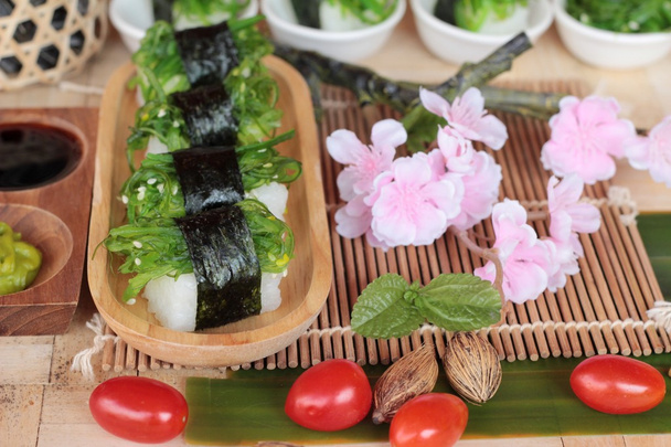 Sushi roll e insalata di alghe è delizioso
 - Foto, immagini