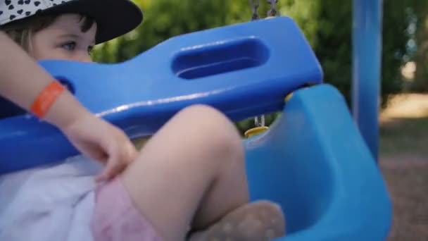 Μικρό κορίτσι στην κούνια σε αργή κίνηση - Πλάνα, βίντεο
