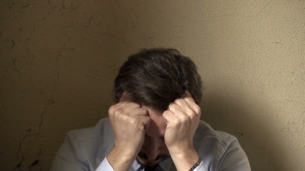 wanhopige zakenman legt zijn hoofd in zijn handen - Video
