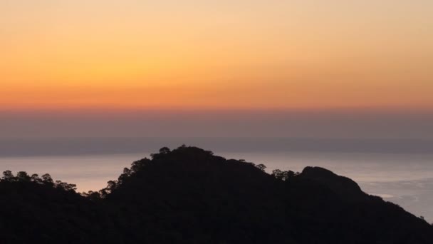 schilderachtige zonsopgang achtergrond zon stijgen. timelapse van zon stijgende behing zee en bergen - Video