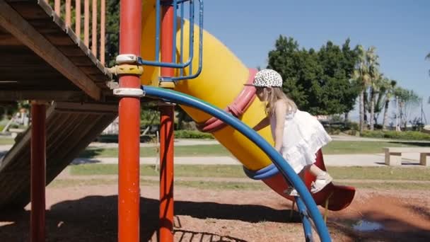 Oyun parkında oynayan ve bir tırmanma karede tırmanma şirin küçük çocuk - Video, Çekim