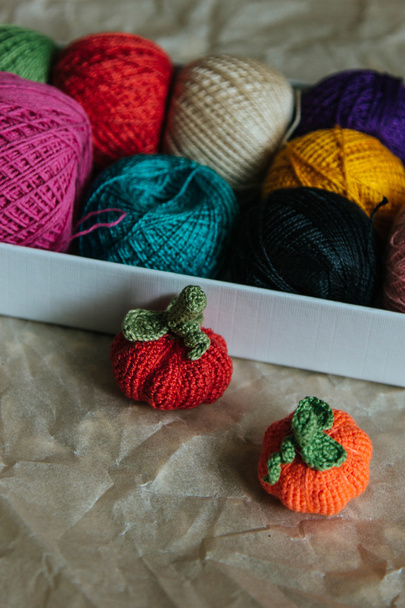 Knitting pumkins with balls of yarn in box - Foto, Imagen