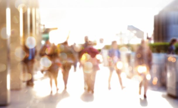Gente de negocios caminando por la ciudad, imagen borrosa con reflejo de luces. Concepto de negocio y vida moderna
 - Foto, imagen