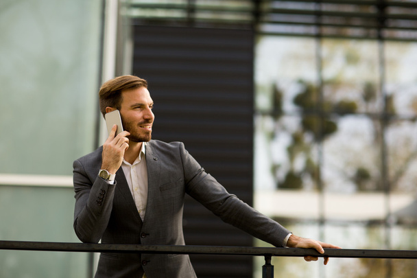 Молодой бизнесмен разговаривает по телефону
 - Фото, изображение