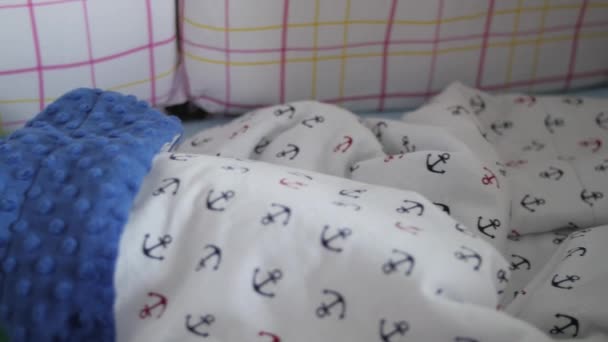 Cute kid sleeping in a baby bed with a soother. Panning shot - Video, Çekim