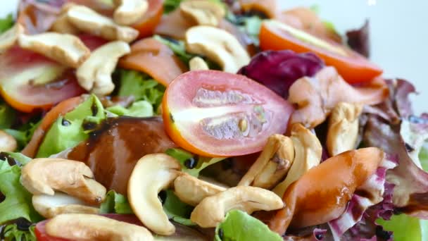 Salade met tomaten en sla met cashewnoten - Video