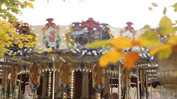 Feuilles d'automne jaune avec manège en arrière-plan
 - Séquence, vidéo