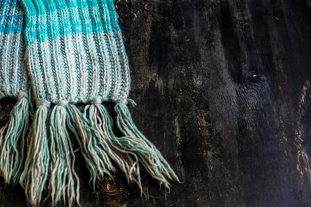 вязанный шарф на деревянном стуле
 - Фото, изображение