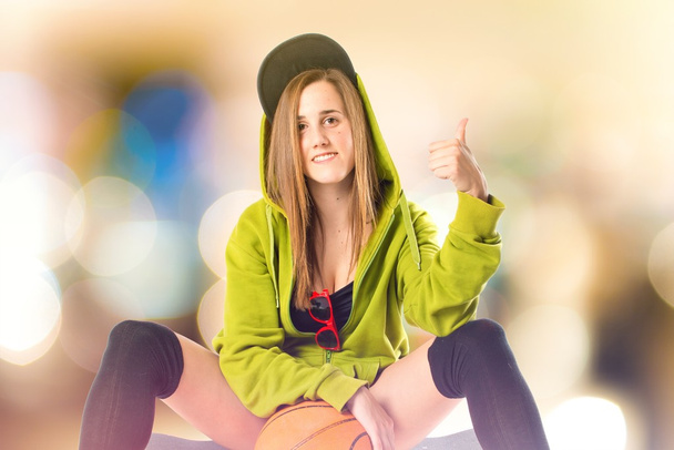 Menina bonita vestindo estilo urbano com skate
 - Foto, Imagem