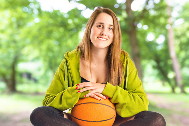 krásná mladá dívka, která nosí městského stylu s basketbal - Fotografie, Obrázek
