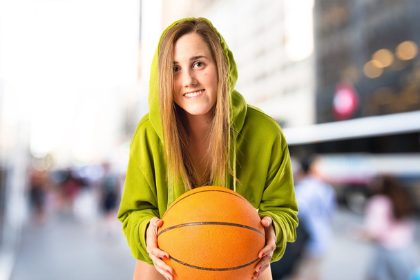 blond girl hrát basketbal na bílém pozadí - Fotografie, Obrázek