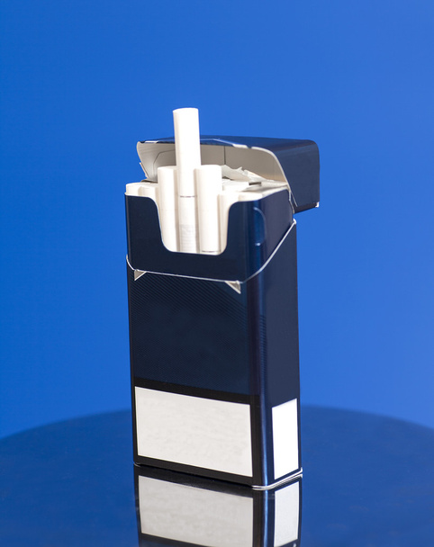 Box of cigarettes on blue background - Foto, Bild