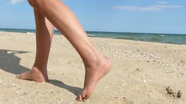4 k. vrouwelijke benen gaan op zee strand - Video
