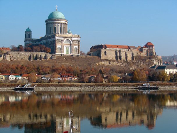 城とドナウ川 (ハンガリーのエステルゴムの町の大聖堂)  - 写真・画像