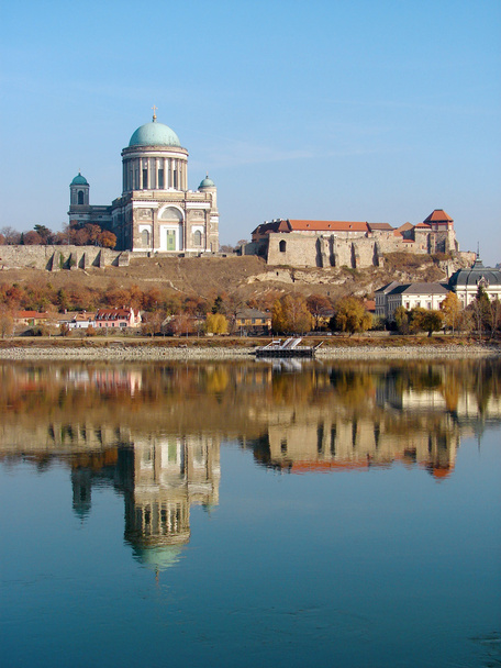 城とドナウ川 (ハンガリーのエステルゴムの町の大聖堂)  - 写真・画像