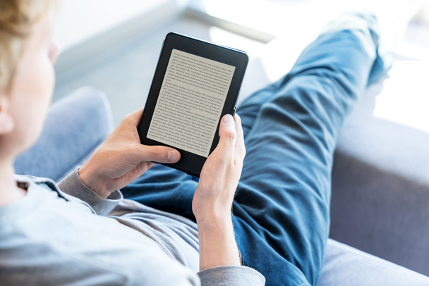 Hombre leyendo E-Book
 - Foto, Imagen