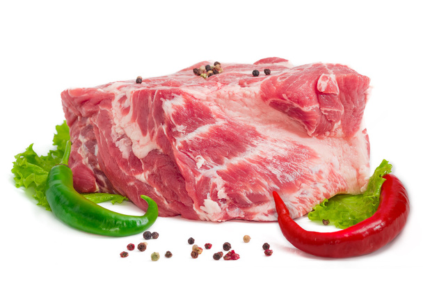 Stück von einem frischen, ungekochten Schweinehals und Gewürzen Nahaufnahme - Foto, Bild