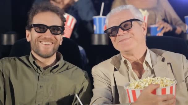 Kaksi miestä katsomassa 3D-elokuvaa elokuvateatterissa
 - Materiaali, video