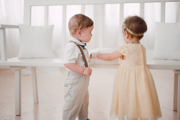 δύο μωρά γάμου - αγόρι και κορίτσι ντυμένοι ως νύφη και γαμπρός - Φωτογραφία, εικόνα