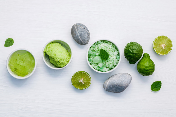 Kotitekoinen ihonhoito ja vartalokuorinta vihreällä luonnollisella ainesosalla
 - Valokuva, kuva