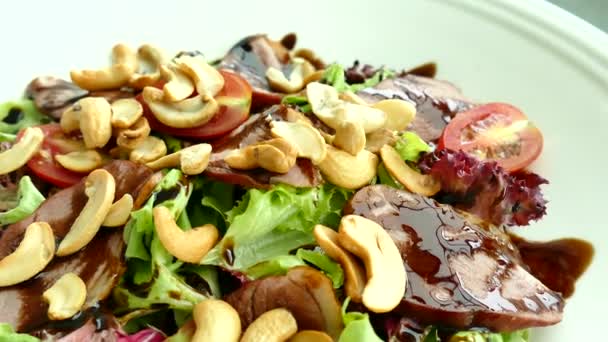 Salad with tomatoes and lettuce with cashew nuts - Footage, Video