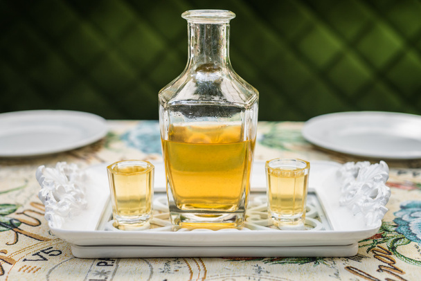 Karaf met honing wodka - Foto, afbeelding