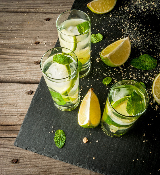 Verfrissende lime mojito of tequila met ingrediënten voor het  - Foto, afbeelding