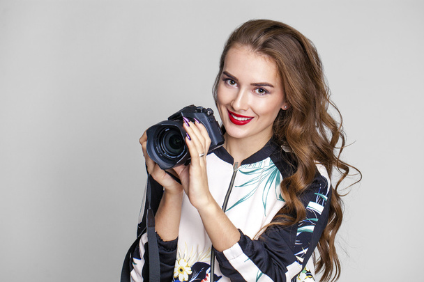Giovane donna allegra scattare una foto su sfondo bianco
  - Foto, immagini