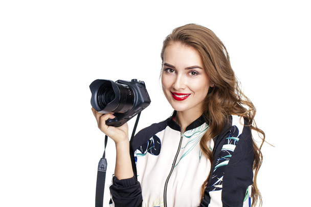 白い背景に写真を撮る若い陽気な女性  - 写真・画像
