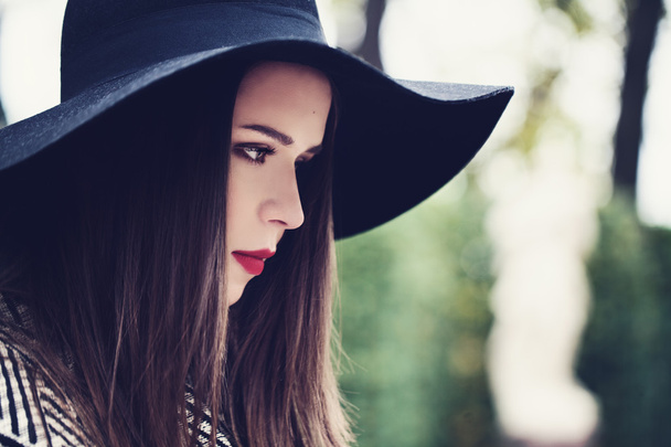 Krásná mladá žena v klobouku venku. Profil - Fotografie, Obrázek