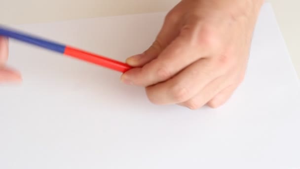 σχεδιάσετε έναν κόκκινο κύκλο με ένα μολύβι χέρι. - Πλάνα, βίντεο