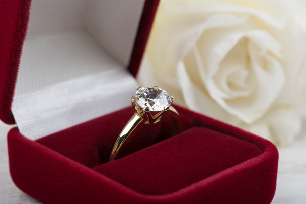 Bague de mariage en diamant dans une boîte cadeau rouge
 - Photo, image