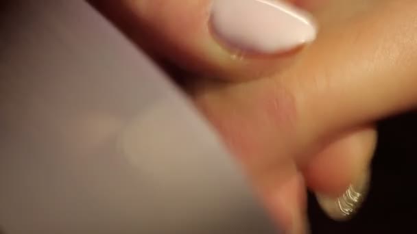 Mestre faz a manicure menina mãos no salão
 - Filmagem, Vídeo