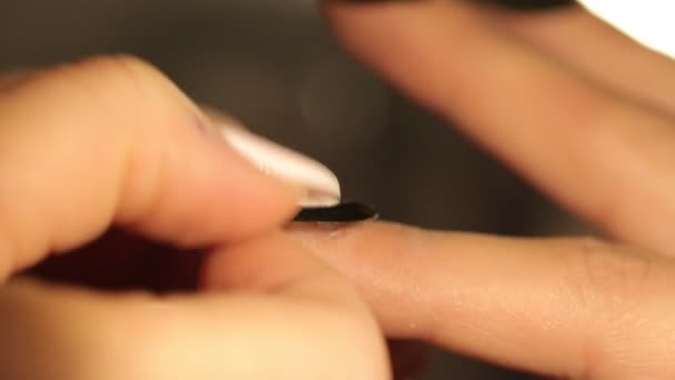 Master maakt het meisje handen op salon manicure - Video