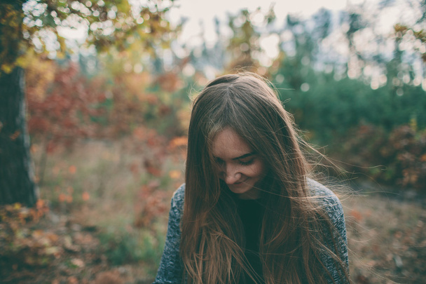 Girl in the autumn forest has a healthy long white hair, - Foto, Imagem