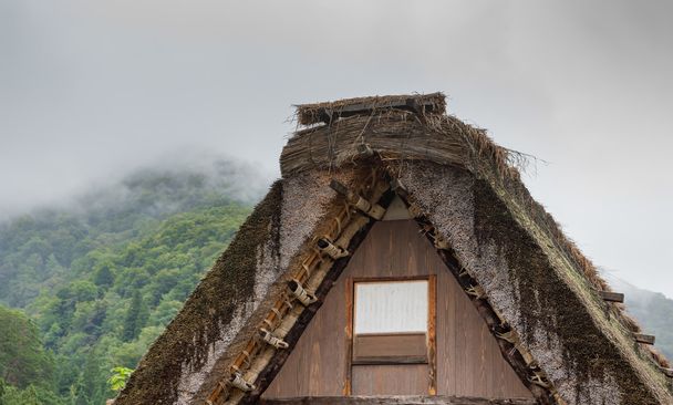 Topo da estrutura do telhado particular em Shirakawago
. - Foto, Imagem