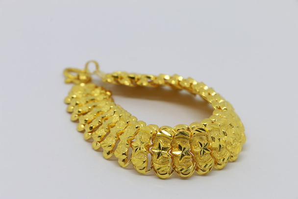 Bracelet en or sur fond blanc, bijoux et précieux
  - Photo, image