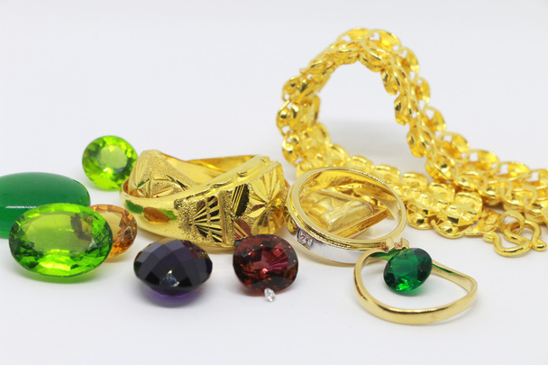 Zlatý ornament na bílém pozadí, šperky a drahými kameny na bílém pozadí - Fotografie, Obrázek