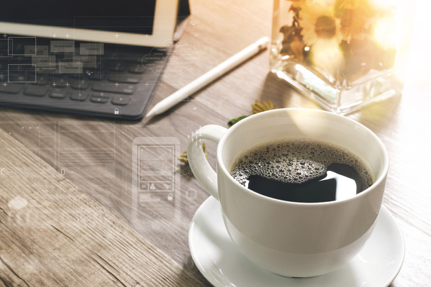 Taza de café y teclado inteligente de muelle de mesa digital, florero de su flor
 - Foto, imagen