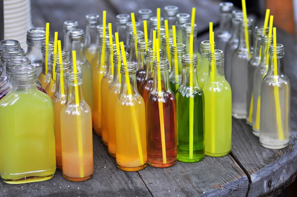 Deliciosas bebidas embotelladas coloridas de la calle con una pajita. Comida callejera
. - Foto, imagen