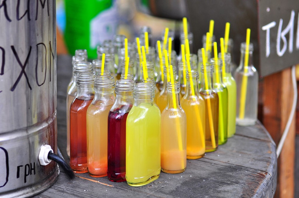 Deliciosas bebidas embotelladas coloridas de la calle con una pajita. Comida callejera
. - Foto, imagen