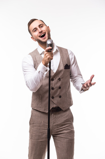 портрет молодого чоловіка в костюмі, що співає з мікрофоном
 - Фото, зображення