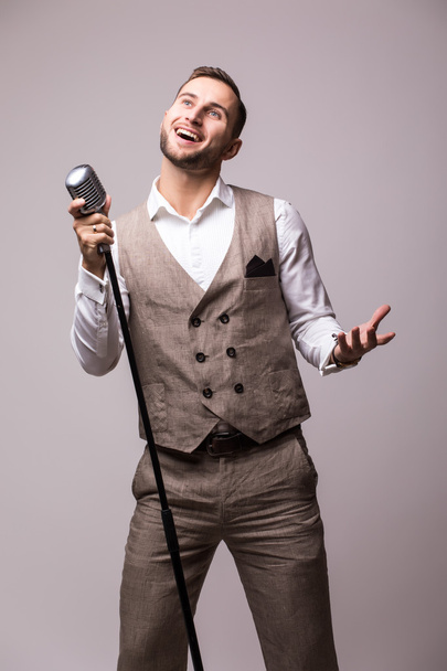 retrato de jovem de terno cantando com o microfone
 - Foto, Imagem