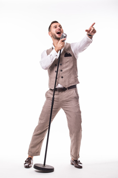 Porträt junger Showman im Anzug singt - Foto, Bild