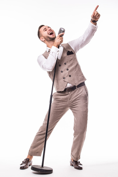 Porträt junger Showman im Anzug singt - Foto, Bild