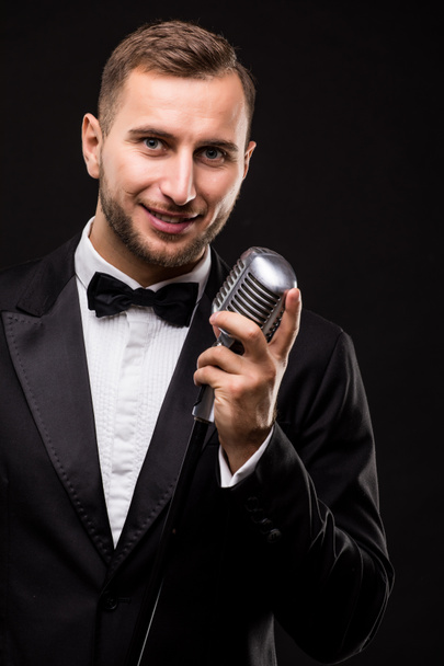 schöner Mann im Anzug singt mit dem Mikrofon  - Foto, Bild